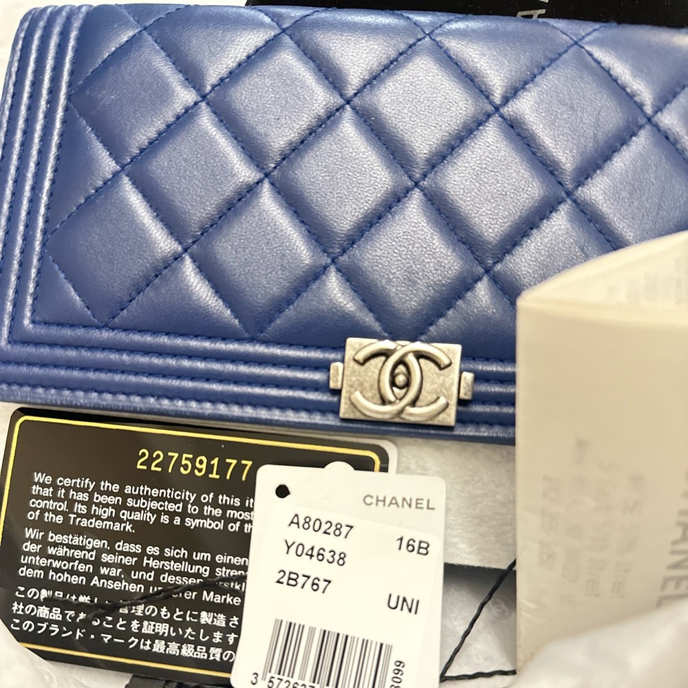 Gentle used Chanel Boy Blue wallet Lambskin on chain